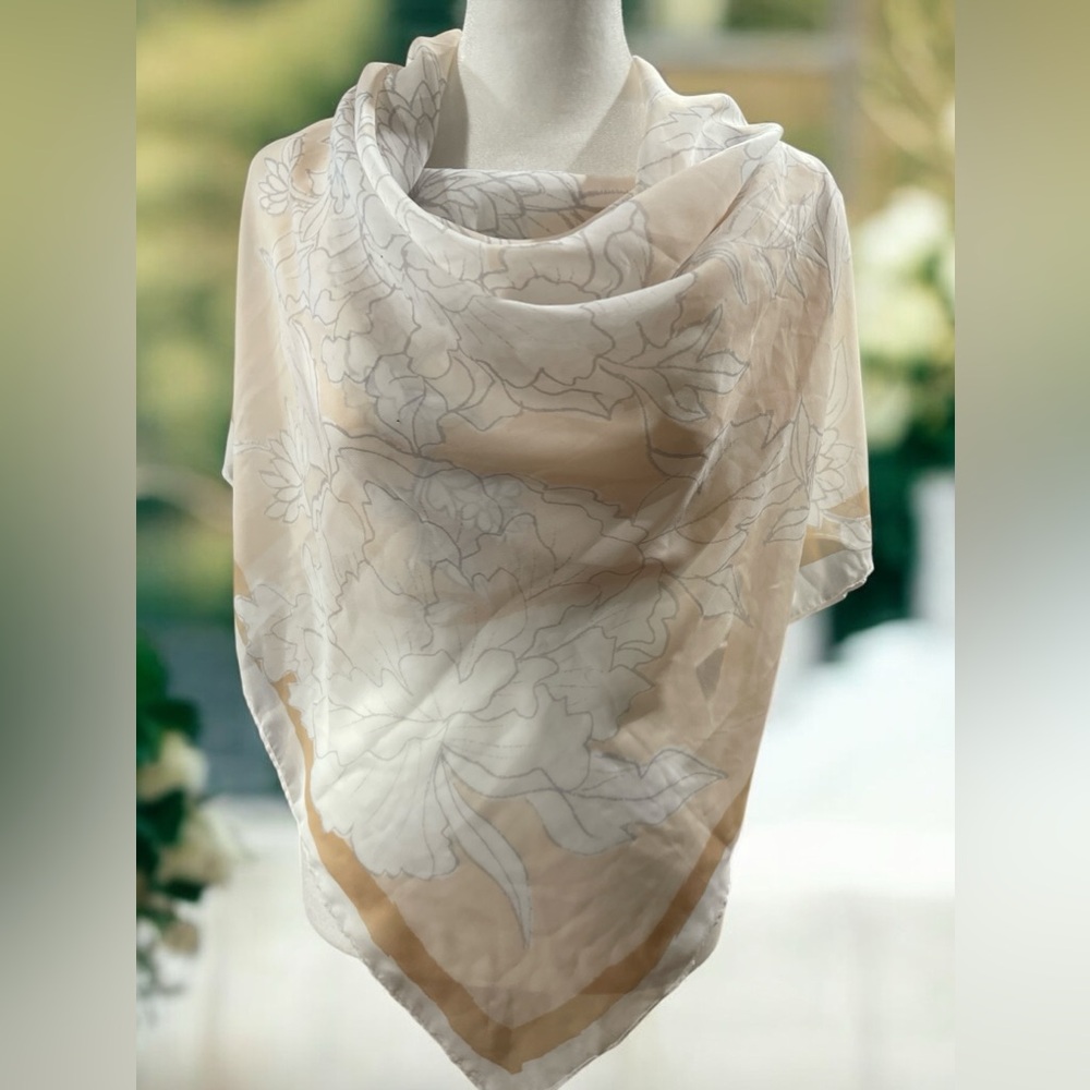Women’s scarf. Soft and light.  
Pre-loved